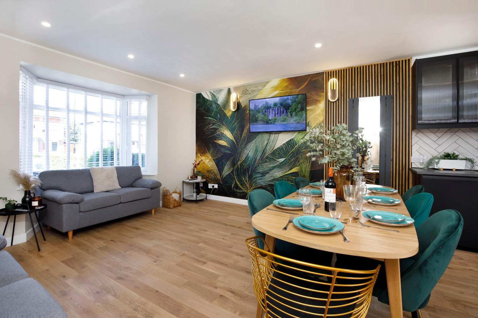 The Dodsworth Modern 4 Bedroom House, Sleeps 8 *