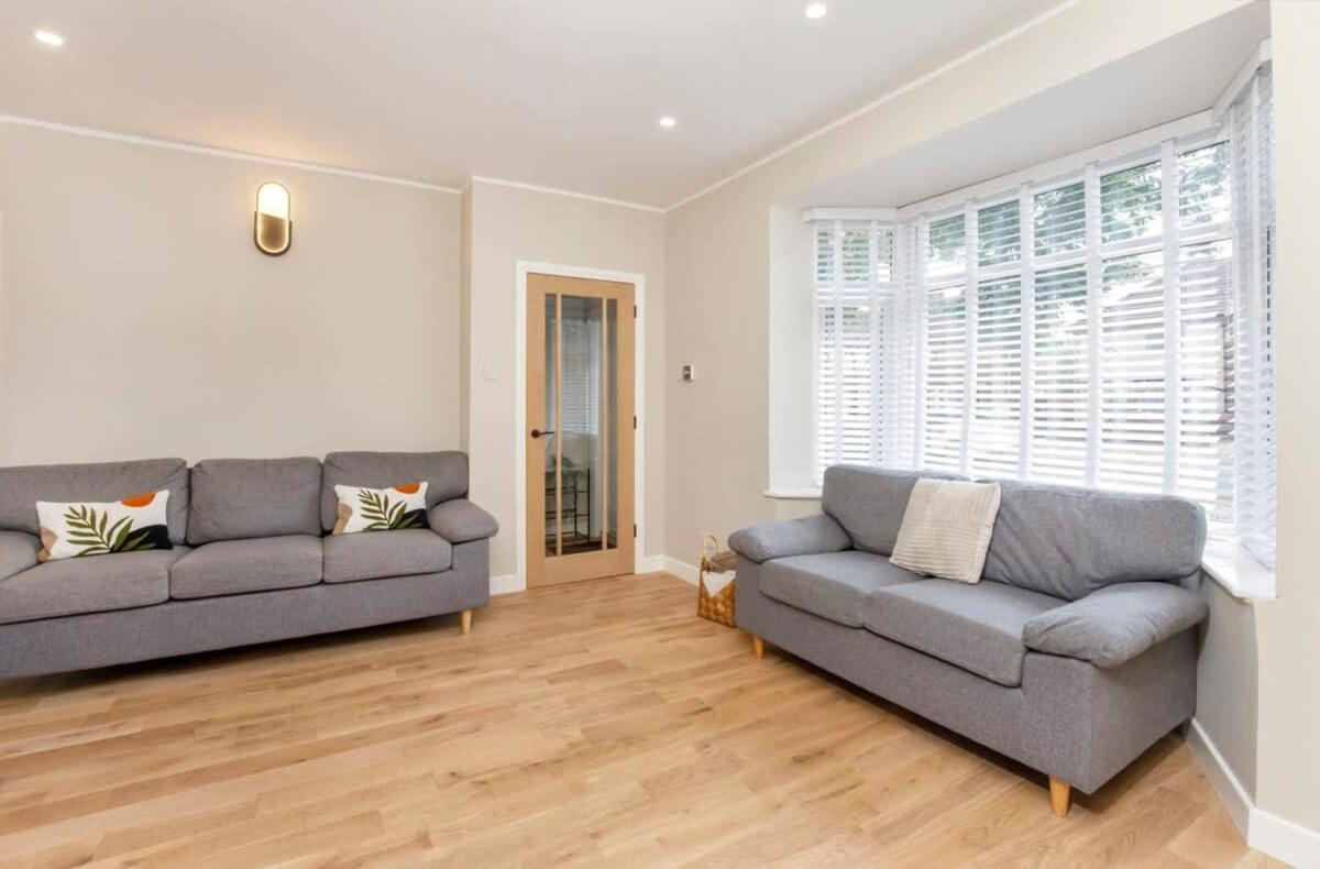 The Dodsworth Modern 4 Bedroom House, Sleeps 8 Holiday home *