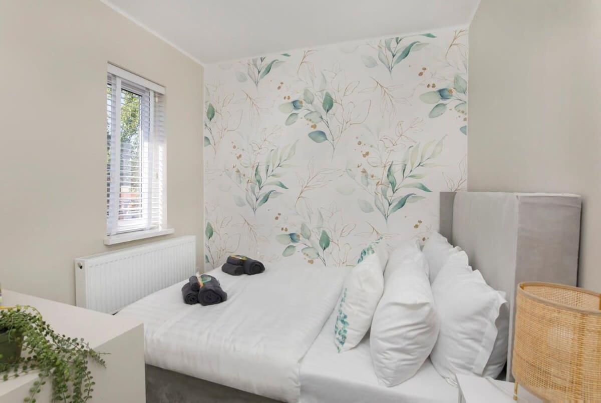 The Dodsworth Modern 4 Bedroom House, Sleeps 8 *
