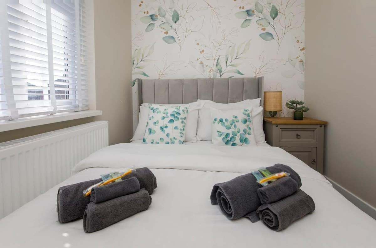 The Dodsworth Modern 4 Bedroom House, Sleeps 8 * York