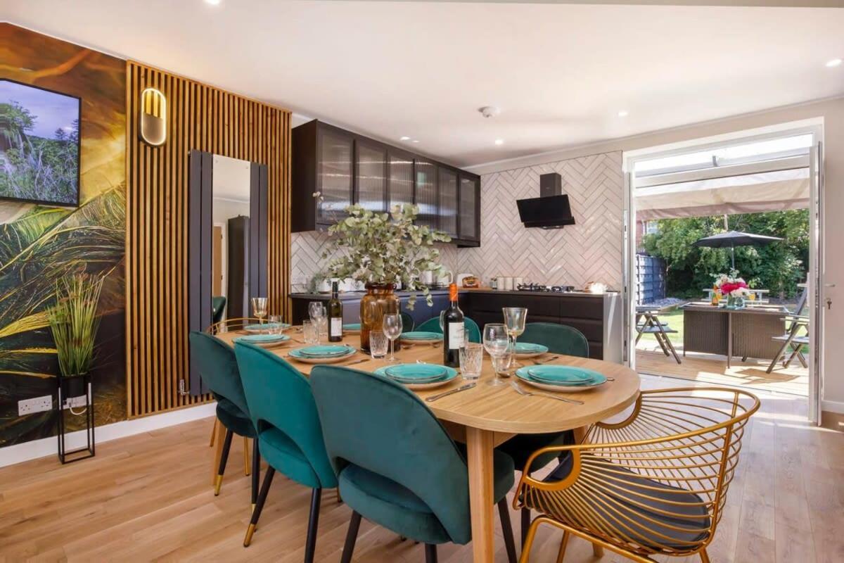 The Dodsworth Modern 4 Bedroom House, Sleeps 8 Holiday home *